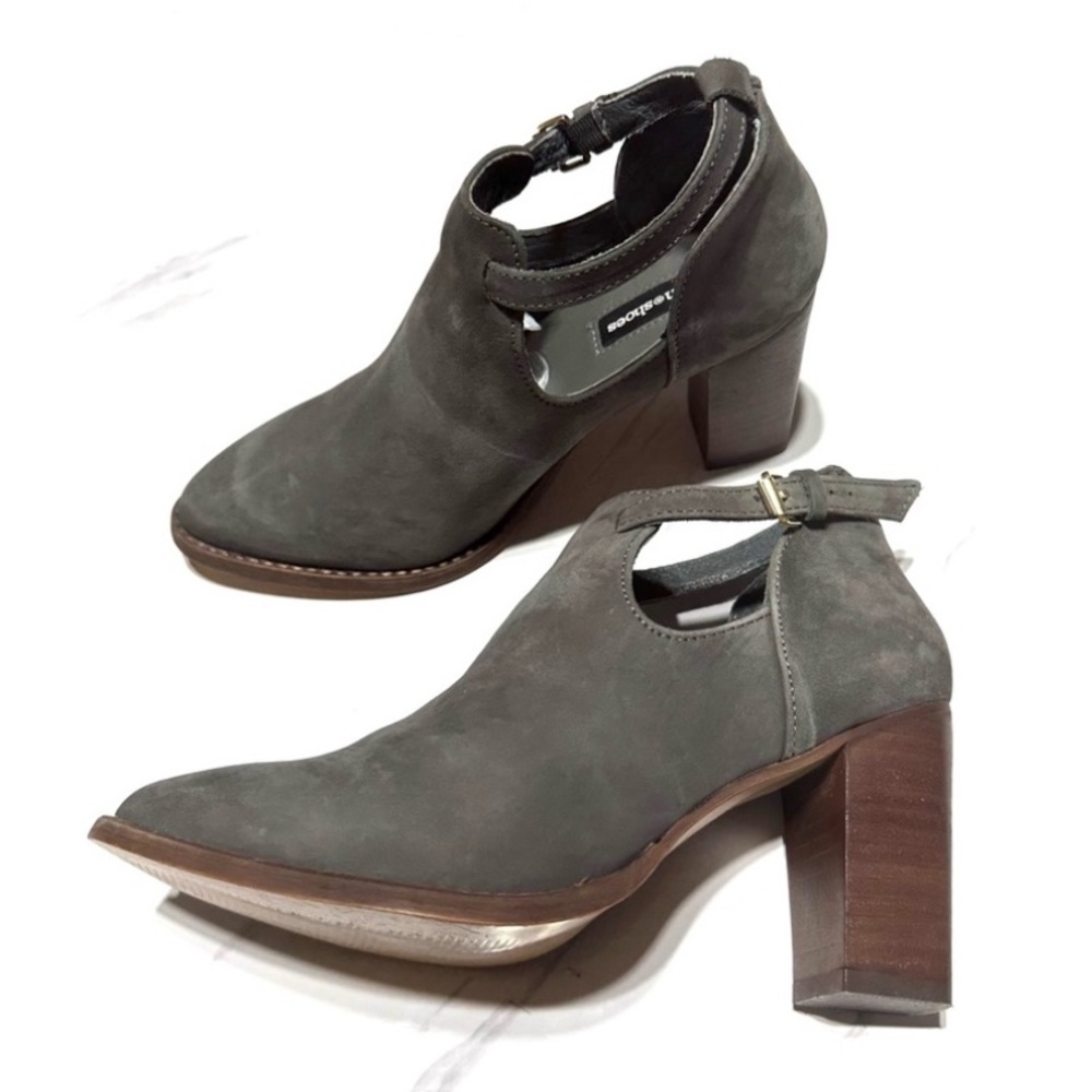 Town Shoes Women’s Gray Suede Almond Toe Block Heels Strap Closure Booties Sz 7